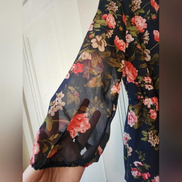 LOVE J Floral Shorts Romper Sz Small NWT - Picture 2 of 6